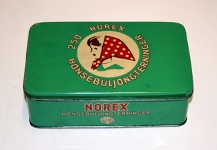 Grønn metallboks med bilde av jente og tekst "NOREX 250 HØNSEBULJONGTERNINGER".