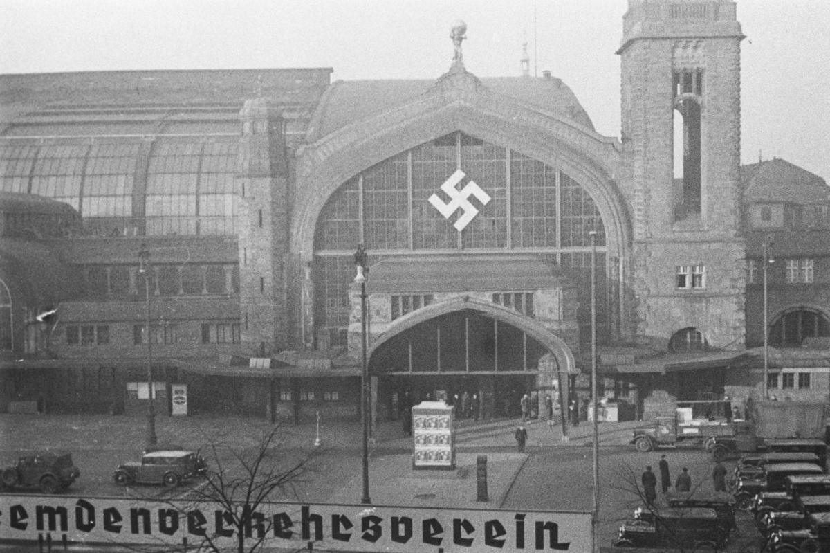Hamburg Hauptbahnhof i Tyskland dekorert med hakekors.
