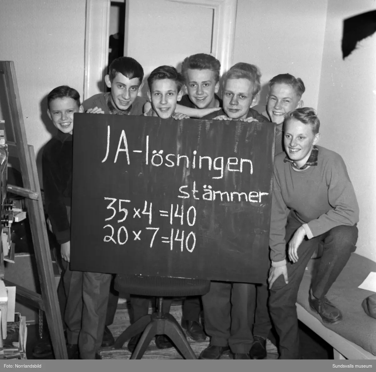 25 april 1959 fick Sveriges skolungdomar rösta JA eller NEJ till införandet av femdagarsvecka i skolorna. Röstningen föregicks av en regelrätt valkampanj. Här är Ja-sägarnas budskap på Hagaskolan. Tvåa från vänster är Nils-Olof Carlin.