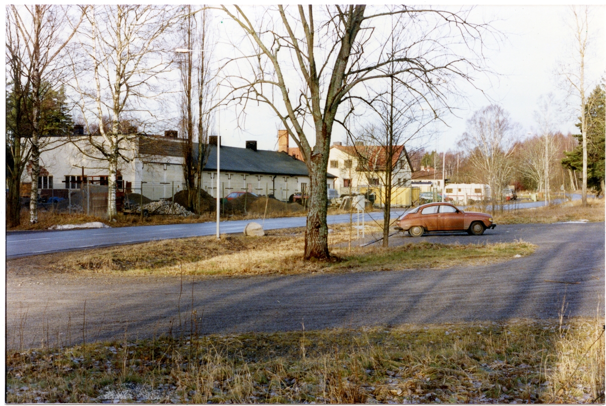 Badelunda sn, Anundshögsområdet, Långby.
"Vägverkets" lokaler intill Anundshög, 1992.