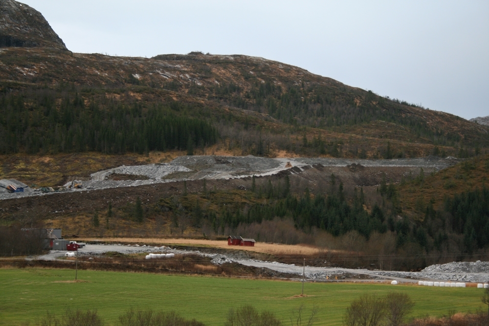 Leirfjord, Leira, Toventunelen. Depotlageret for stein i fjellsida til fjellet Toven. Her blir massen fra Toventunelen plassert.