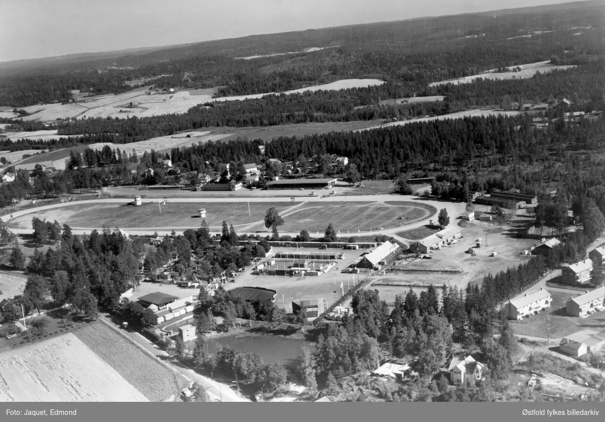 Flyfoto fra Momarken travbane på Mysen, Eidsberg i 1963.
