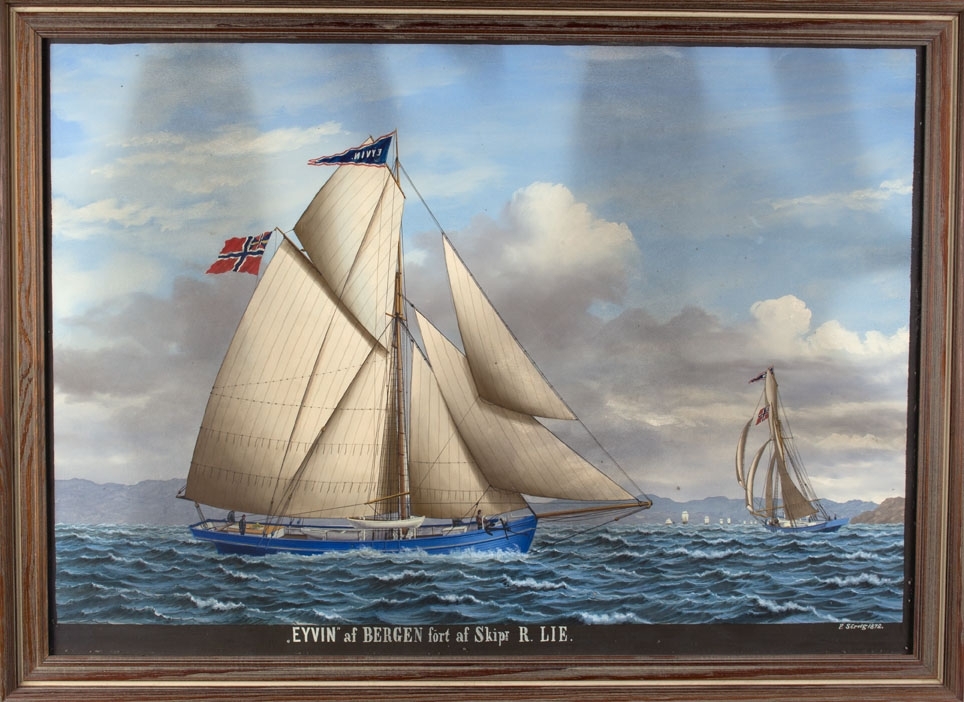 Skipsportrett av slupp EYVIN seilende i leden for babord halser, ses også slørende for styrbord halser. Ser flere råseiler i bakgrunnen.
