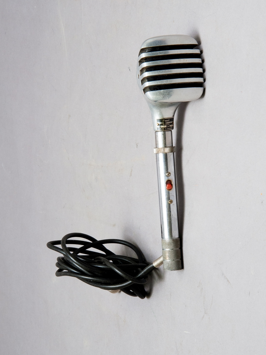 Mikrofon kartong, Mikrofon märkt: " Pearl Mikrofon -Laboratorium FLYSTA Typ:KM8, nr:1628, kartongen märkt: "Kristallmikrofon Maestro typ K 52 nr: 1932".