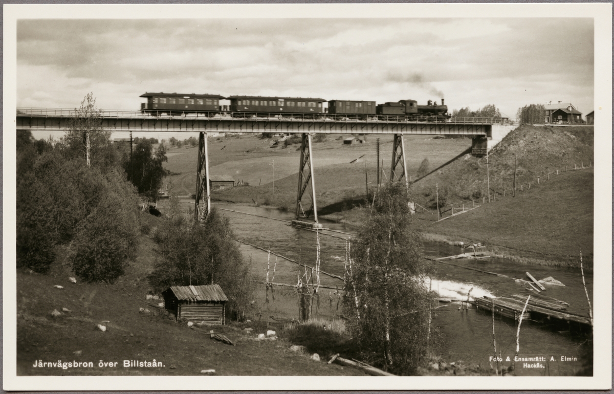 Persontåg på järnvägsbro över Billstaån, strax söder om Hackås.