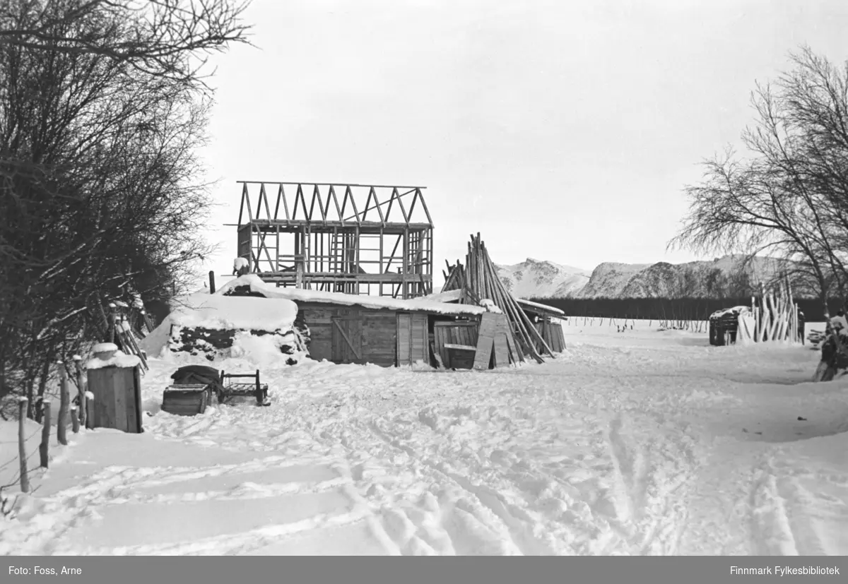 Et gjenreisningshus under oppbygging, februar-mars 1947, i Tana. (Samme hus som i FBib.96005-268).
