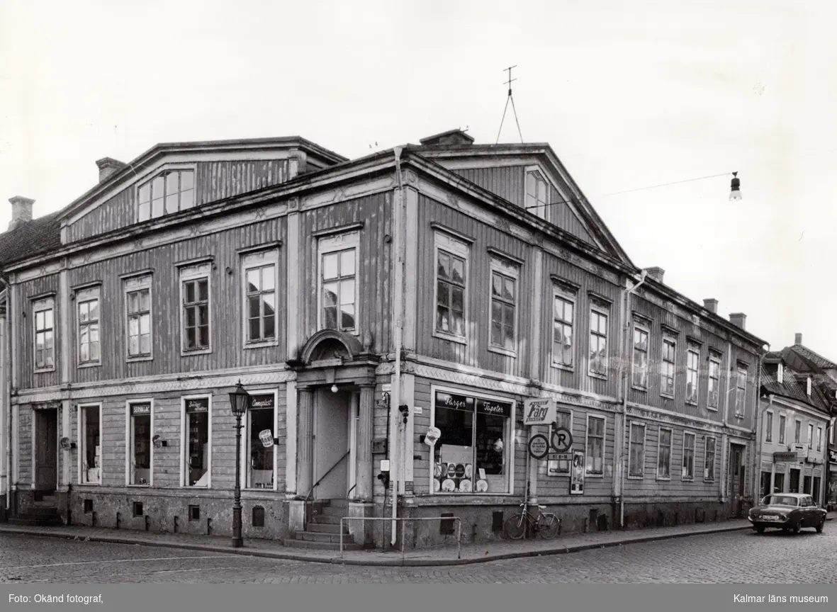 Kvarteret Apotekaren i hörnet av Storgatan Västra sjögatan.