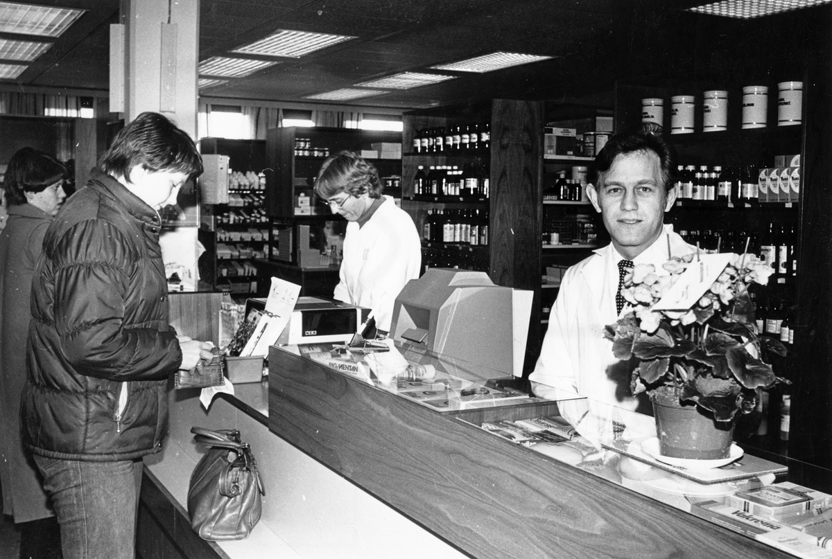 Vennesla apotek 1982. Apoteker Yngvar Staalesen i skranken.