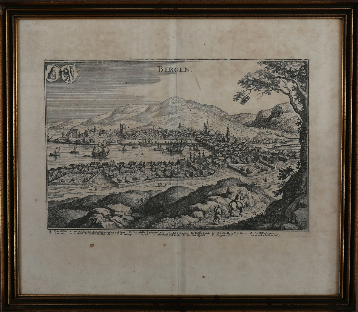 Bergen sett fra vest omtrent fra Klosteret, ca. 1580. På himmelen er det skrevet "Bergen". Denne versjonen av Sholeus-trykket skiller seg fra HMB.00293 blant annet ved at stokkegjerdet er satt opp annerledes og ved at motivet helt i forgrunnen er ulikt.