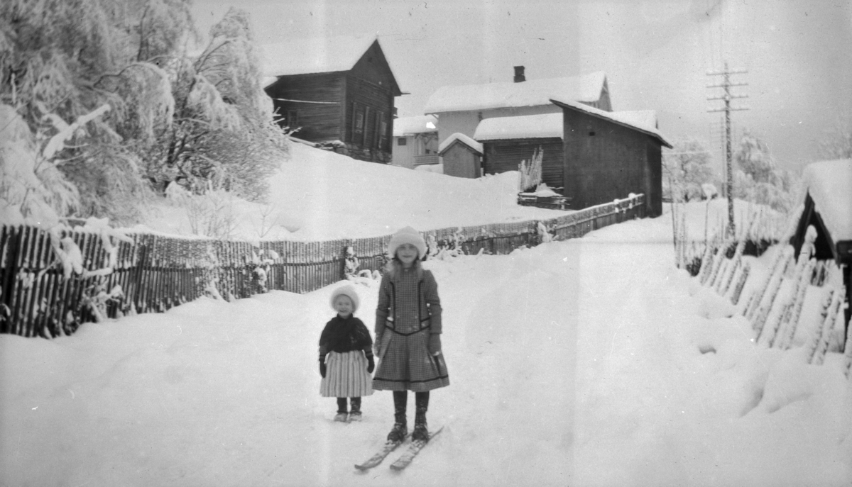 Gunnhild og Aase Wold ved Linjordet