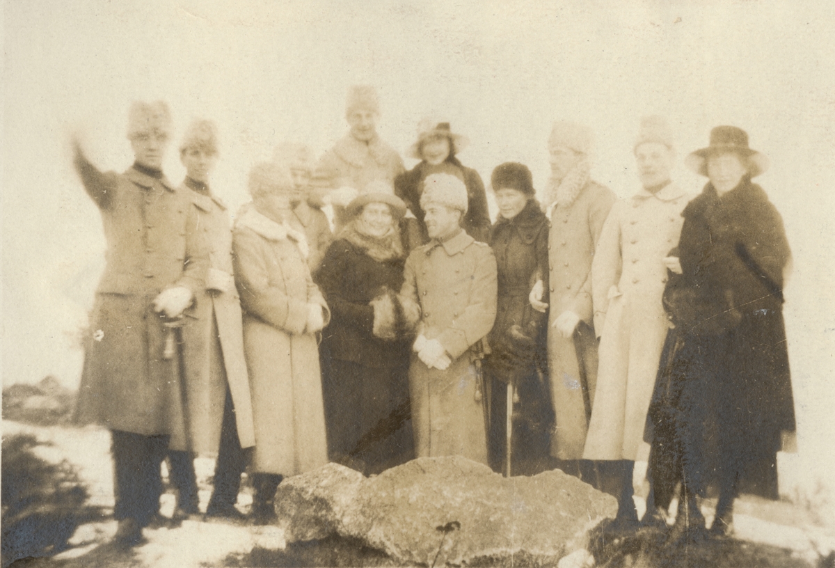 Text i fotoalbum: " Mannerheim Finlands riksföreståndare, uppvaktadfes visd genomfarten i Oxdjupet."