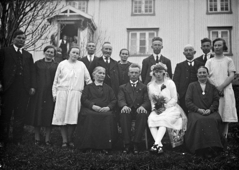 Leirfjord Hjartland Bryllupsbilde Med Brudepar Og Gjester B F V