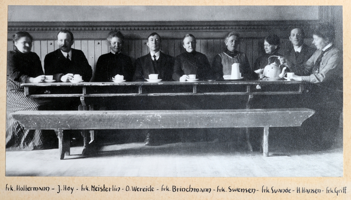 To stk gruppebilder av lærerpersonalet ved Trondheim offentlige skole for døve anno ca.1915. Et bilde tatt utendørs og ett innendørs samlet rundt et bord.