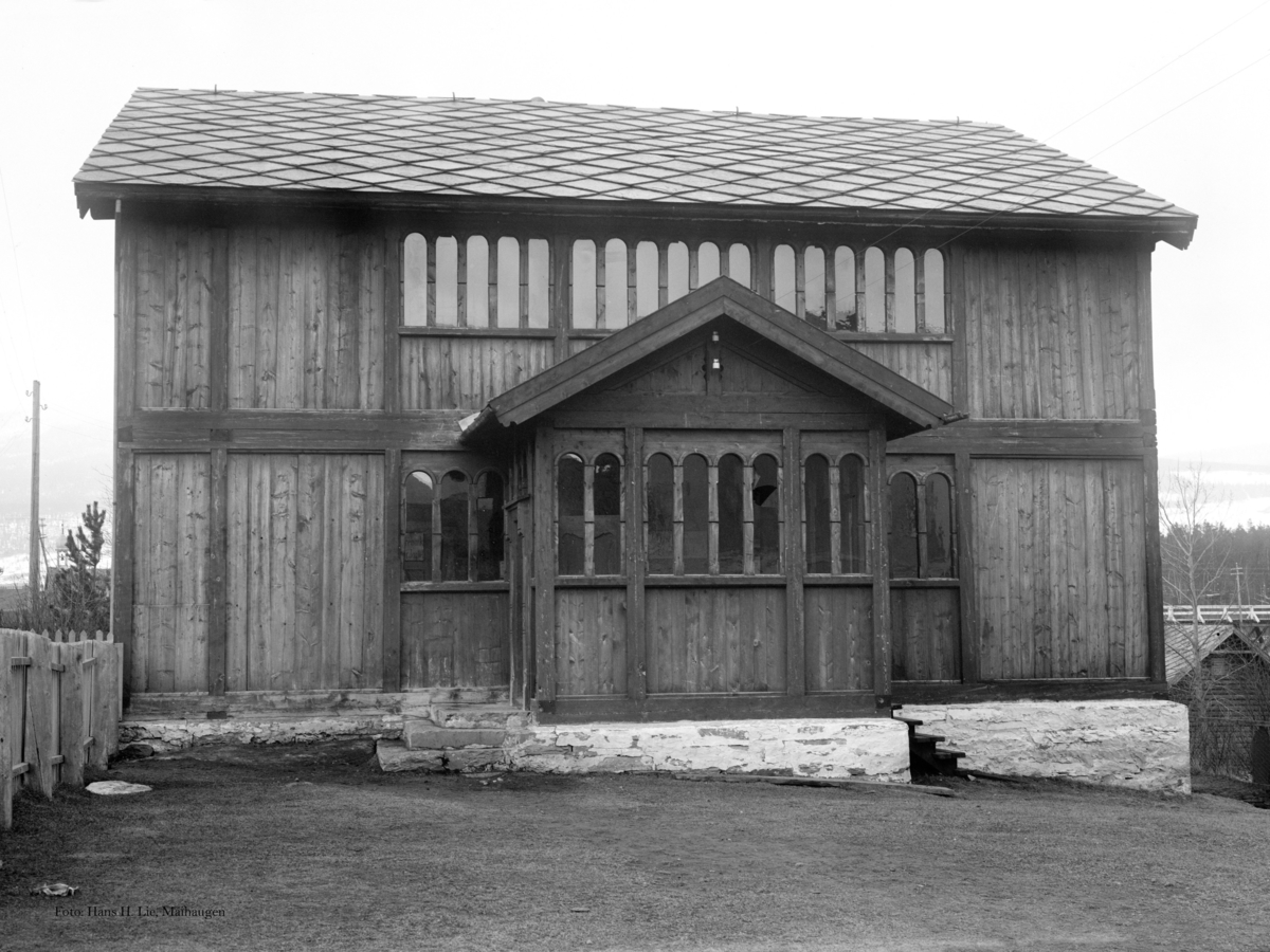Nord-Fron, Vinstra. Dette er antageligvis tn retrofotografi av det gamle kommunehuset som ble flyttet til Byre Nordre fra Sygard Leine ca 1903.