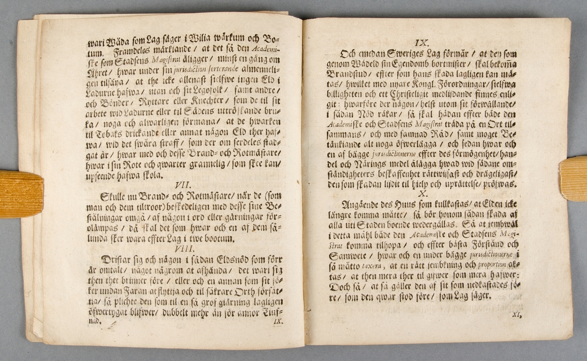 Brandordning för Uppsala stad i två exemplar; bok respektive häfte (utriven ur pärmar). Upsala Stads Brandordning, daterad 1692, tryckt 1694. 10 sidor. Boken har en senare inbindning i brunflammigt klotband.