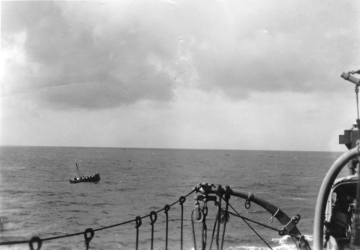 Overlevende fra 'Ramses' i en livbåt sett fra HMAS ' Adelaide'.