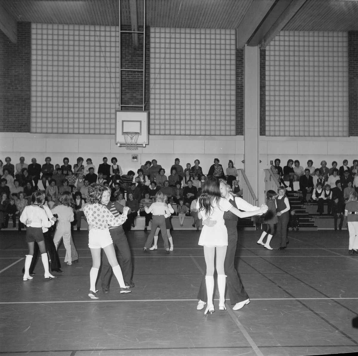 Aspenskolan, luciafirande, Tierp, Uppland, december 1971 ...