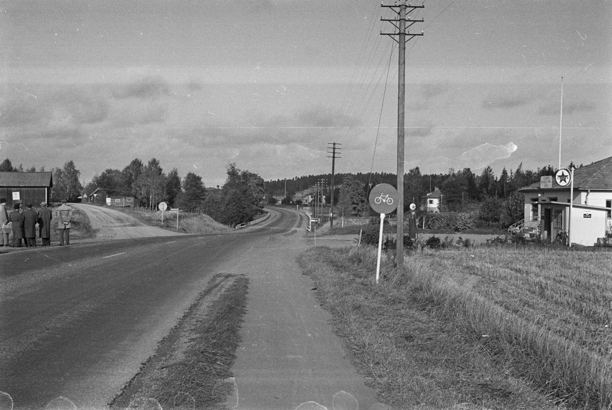 Vägdagen - bensinstation vid vägen, Uppland 1954