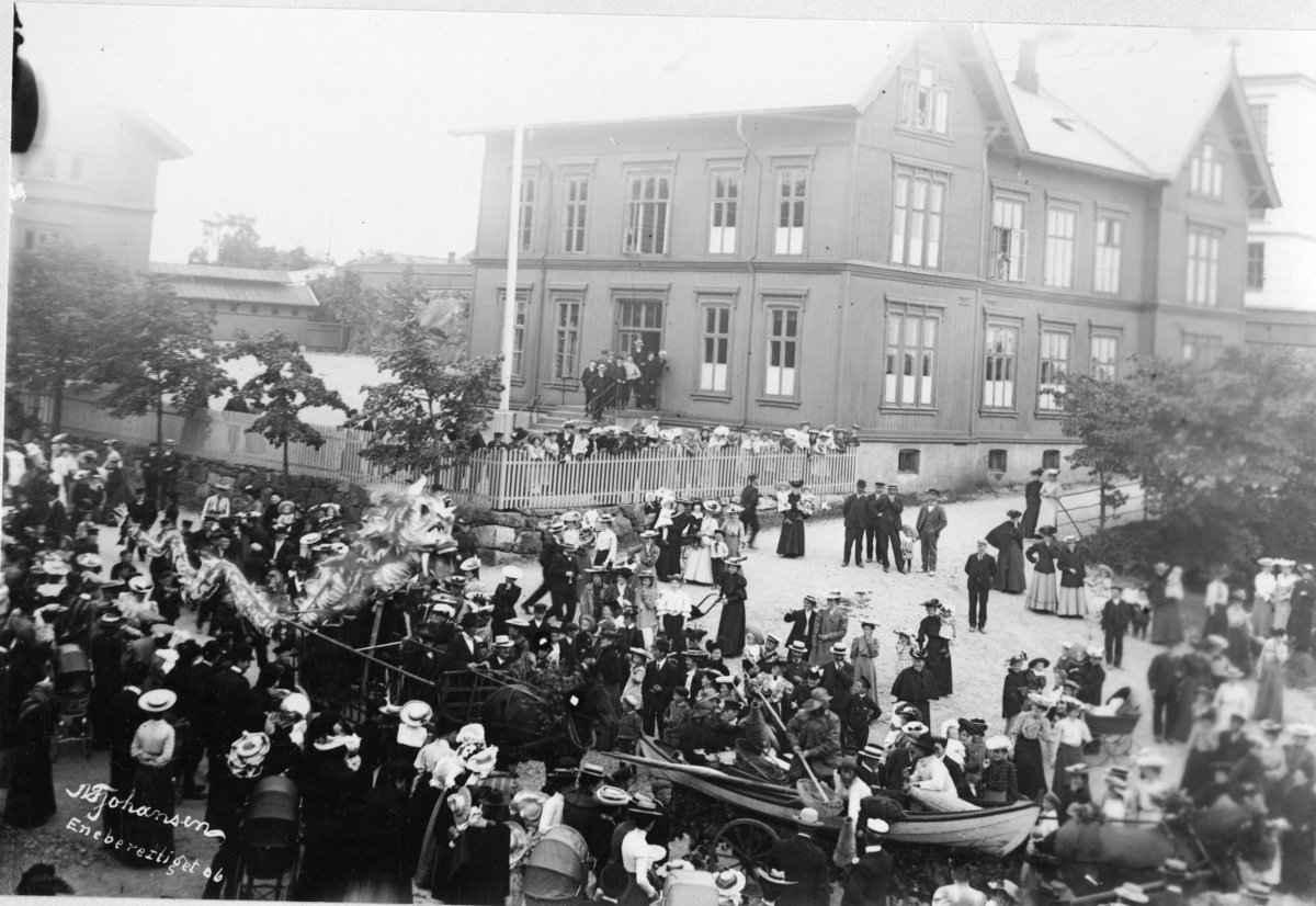 Barnehjelpsdagen, Sjøormen passerer Middelskolen.1906. Opptog og folkeliv.