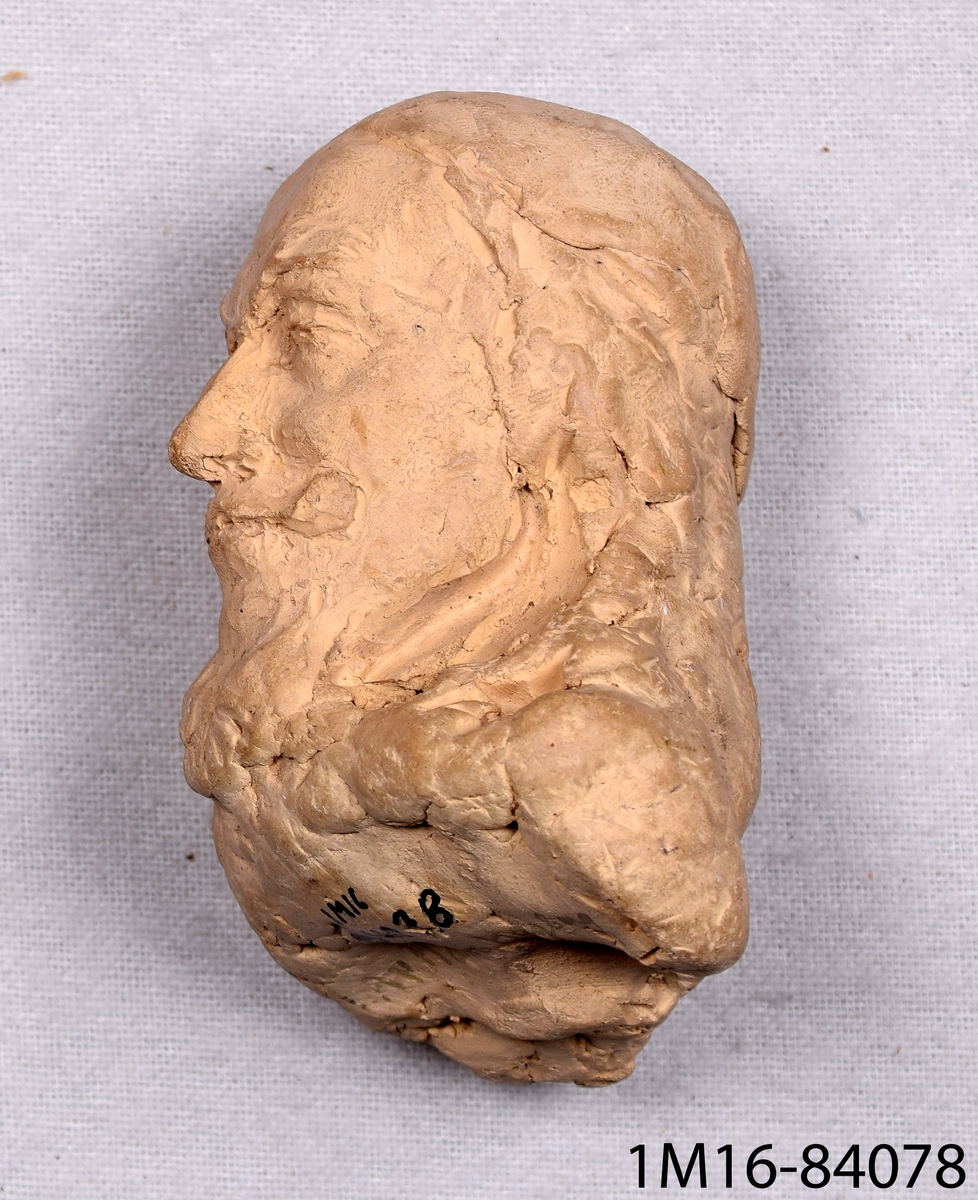 Modellerat huvud och axlar av bränd lera, porträttet föreställer Axel Oxenstierna. Tillverkat av Hans Hagberg, Lidköping.