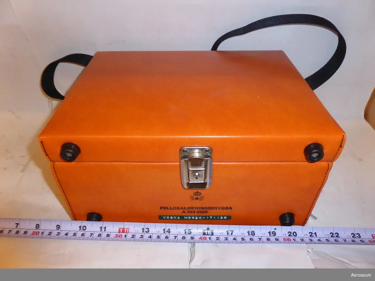 En orange televäska med en svart resistansbrygga i bakelit och en mätspänningskälla i grå metall. Tillverkade av Yokogawa Electric Works, Ltd. från Japan.