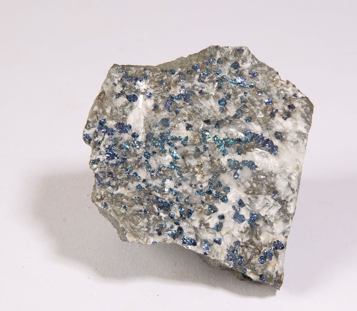 Krystaller av bornitt på sprekkeflate sammen med kalsitt, noe kobberkis.
Mildigkeit Gottes gruve, 84 m.