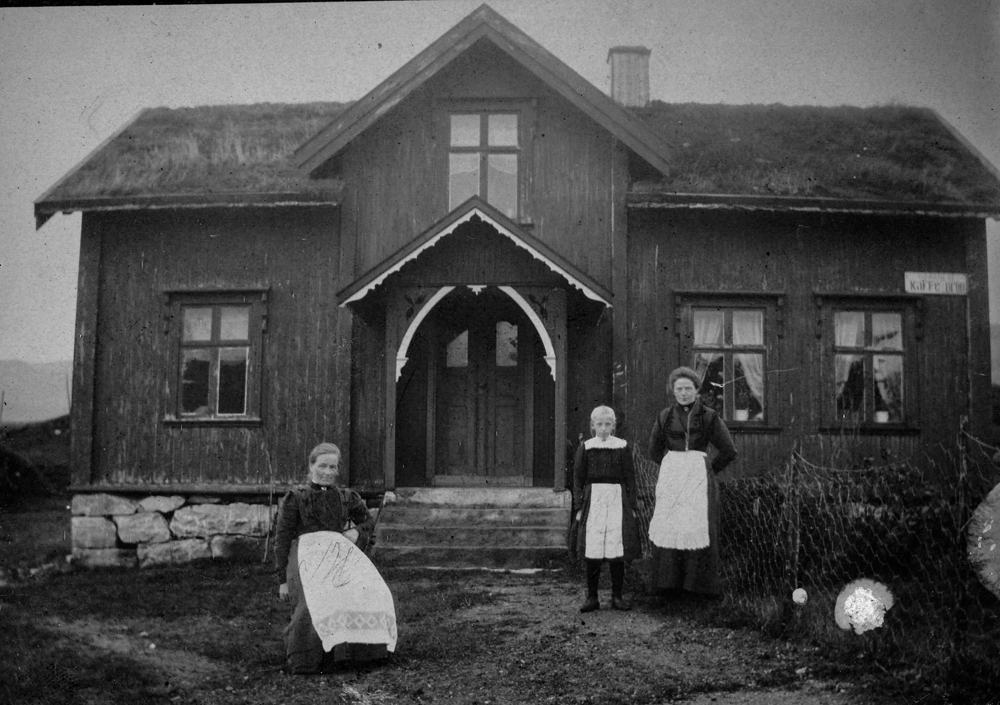 Leirfjord, Leland, Breivika. Huset til jordmor Marie Leland i Breivika. F.v.: Marie Leland (sittende), Ragna g. Leland (f. Olsen) og Eleonora (Nora) - søster til Marie.