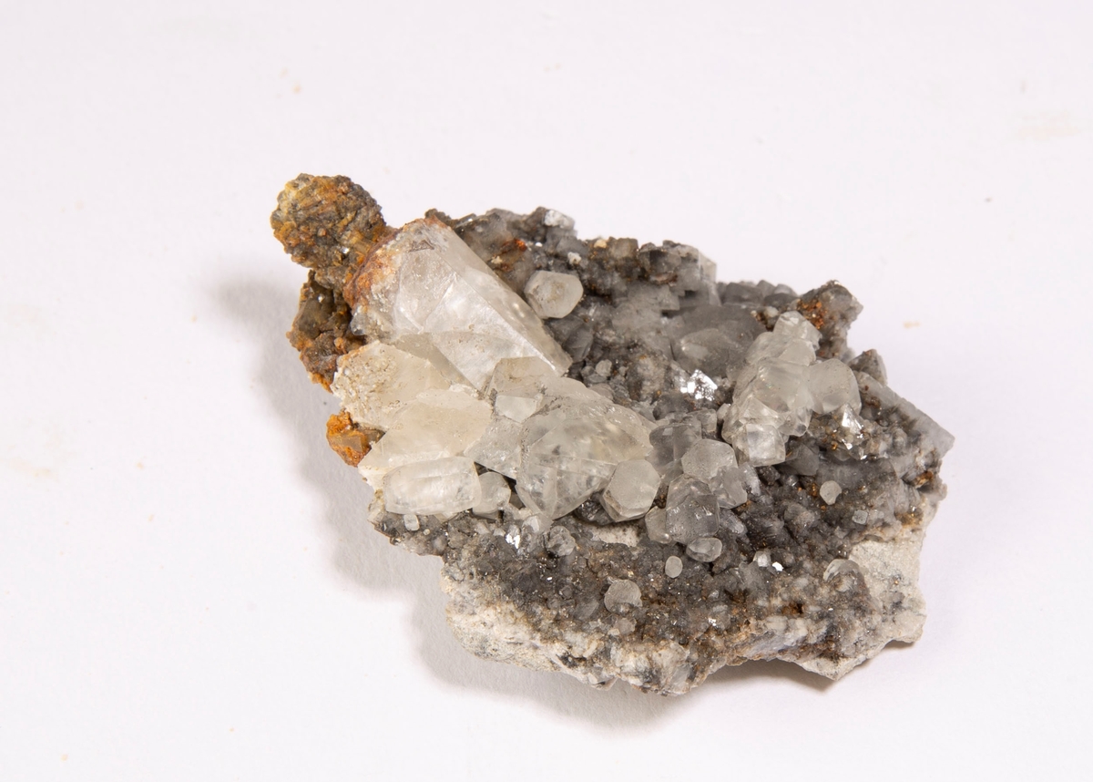 Krystaller av kalsitt med påvekst av noen små krystaller av pyritt. 
Else stoll, 90 m.