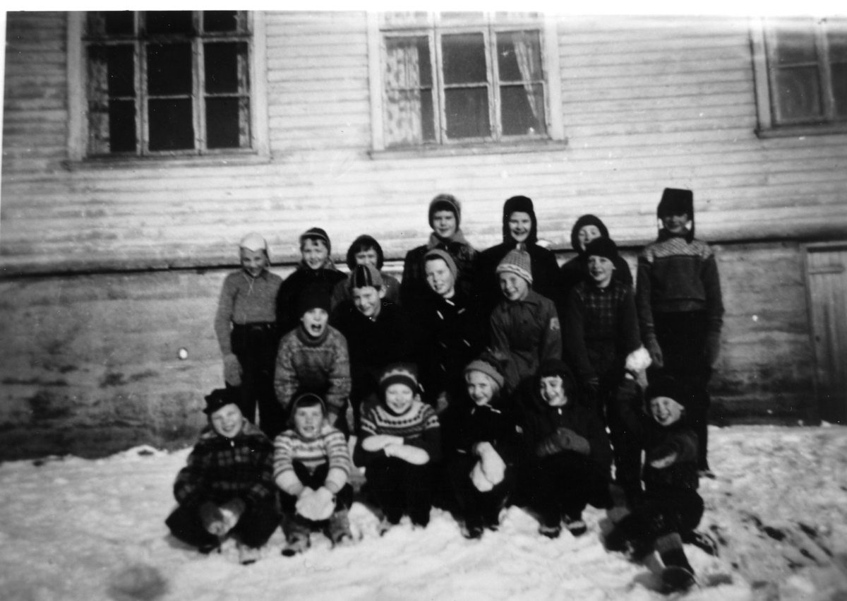 18 skoleelever samlet foran gammelskolen på Å i Tranøy.1957-58.