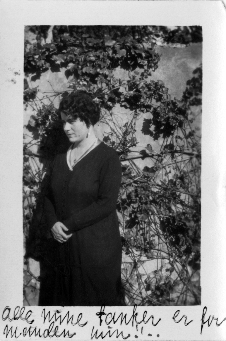 Victoria Bachke fotografert under oppholdet i Nice våren 1926.
"Alle mine tanker er for manden min..." påskrevet på bildet.
3 ex.