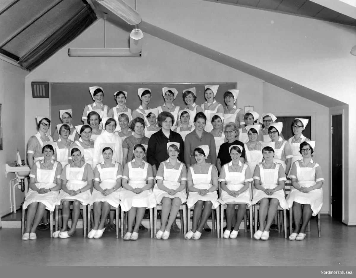 Foto fra et vårkurs ved Kristiansund husmorskole. Bildet er datert 1967. Fotograf er Nils Williams. Fra Nordmøre museums fotosamlinger.
