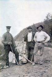 Vegarbeid og arbeidslag med spett og slegge rundt 1900
