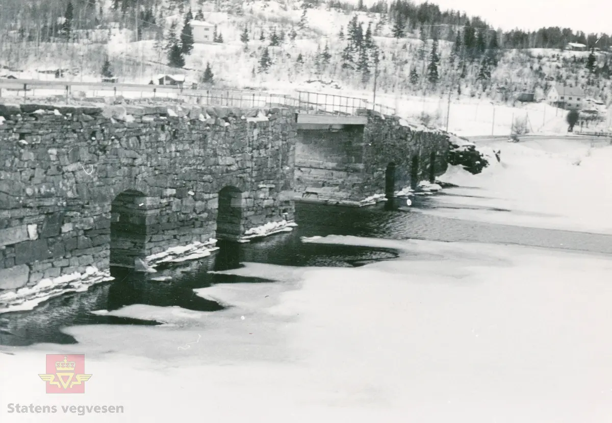 Kroksund bru var del av Bergenske Kongevei og gikk over Kroksundet i utløpet av Steinsfjorden ved Sundvollen. Brua ble trolig bygget rundt 1840. Den er murt  av brudd-stein med flere mindre gjennom-løp og et midtspenn, her med stålbjelker, opprinnelig tre-sprengverk. I 1975 ble det bygget ny betongbru for biltrafikken i en etasje over den gamle brua. Den opprinnelige brua ble tilpasset bruk som gang- og sykkelveg.