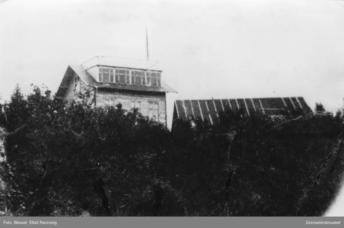Ellisif Wessels hus der russiske revolusjonære bodde. Vi ser taket på Nordens Klippes forsamlingshus til høyre. Begge husene lå på Wessels tomt.
