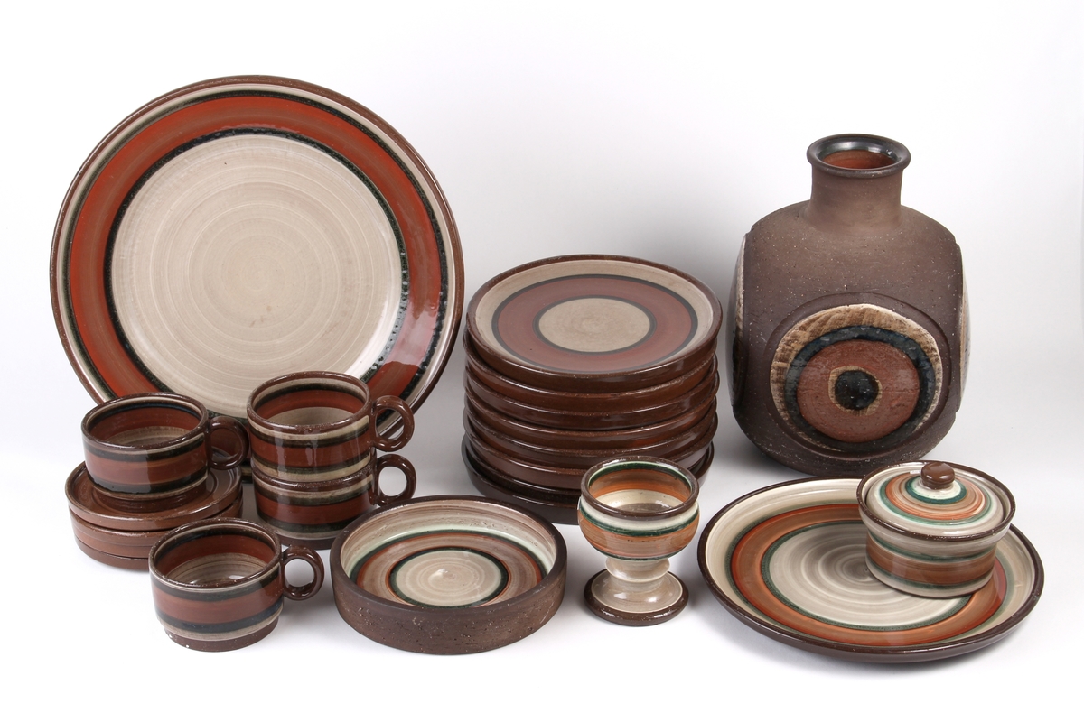 Dekketøy fra Graveren bestående av tallerken, kopp, underskål, fat, skål og vase med samme dekor.