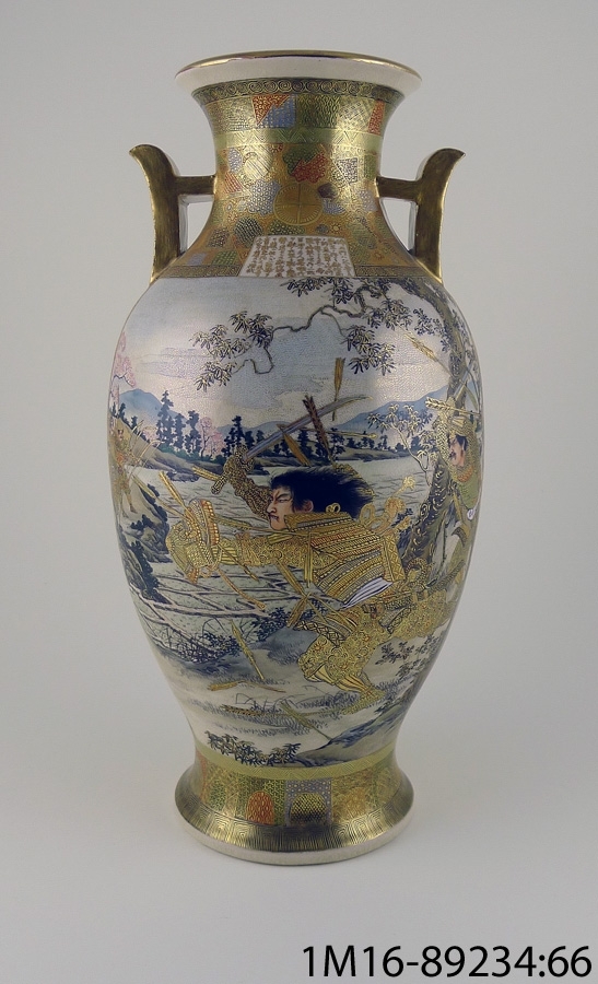 Urna av keramik, rund med hänklar, kinesisk, handmålad, detaljerad, figurativ dekor i många färger och guld.
