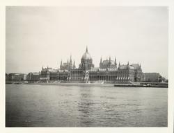 Ungarns parlamentsbygning i Budapest sett fra Donau