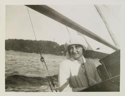 Kvinne på seilbåt