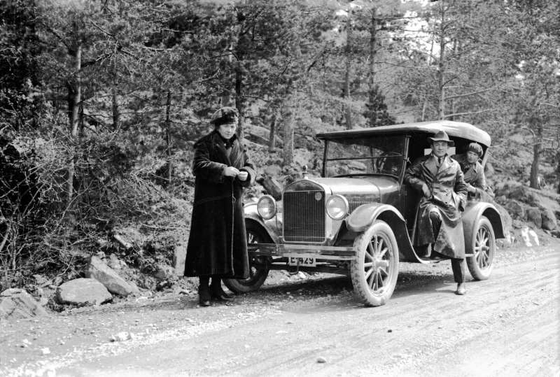 Ford (?) med registreringsnummer E-429,  en mann og to kvinner foran: Rudi, Cio og Kikki
Ford T årsmodell 1926-1927. I Bilboken for Norge 1927 står en Chevrolet på dette nummer. Den utkom på vårparten, så dette må være tatt senere.
