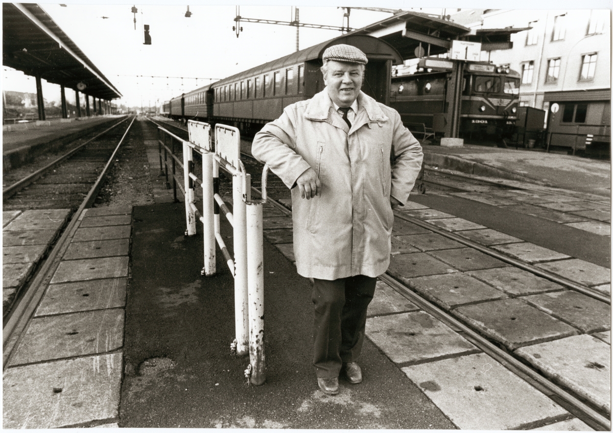På perrongen vid Eskilstuna Centralstation, Ragnar Eriksson pensionerad från Trafikaktiebolaget Grängesberg - Oxelösunds Järnvägar, TGOJ 1982.