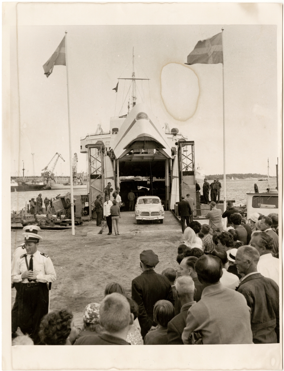Folksamling vid kajen i Oxelösunds hamn där första bilen från "Gotlänningen" rullar i land 1963. Ett av några försök till att få i gång färjetrafiken.