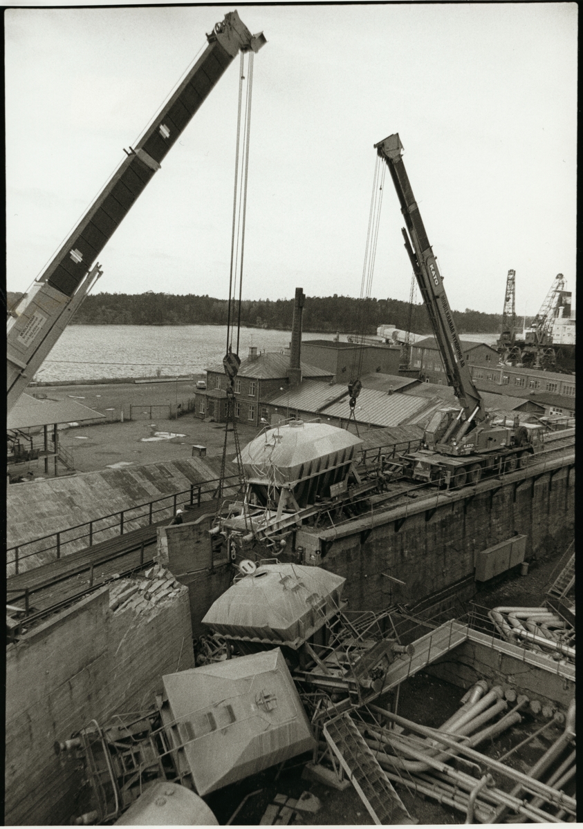 Vid ett växlingsmissöde den 25 oktober 1983 rullade den så kallade "Myran" tillsammans med några lastade och några tomma apatitvagnar genom stoppbocken vid apatitlossningsanordningen i Oxelösunds hamn.