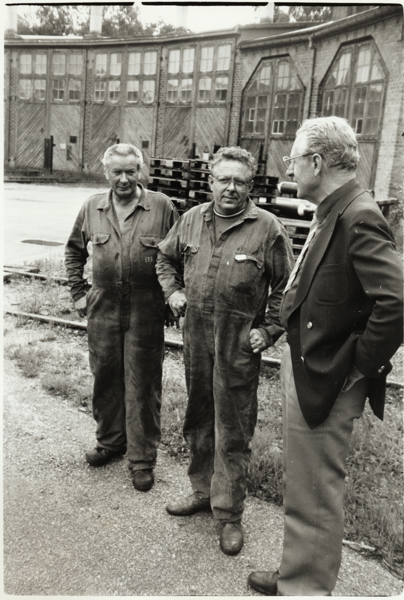 Hans Berglund och Olle Svensson i lokreperationsverkstaden i samspråk med trafikområdeschefen Göran Pettersson (längst till höger i bild).