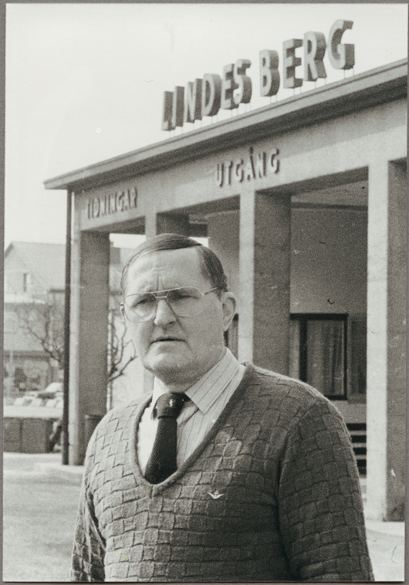 Hubert Eriksson från Lindesberg deltar i en enkätundersökning i Konduktörsposten nummer 2 om Trafikaktiebolaget Grängesberg - Oxelösunds Järnvägar, TGOJ:s framtid 1987.