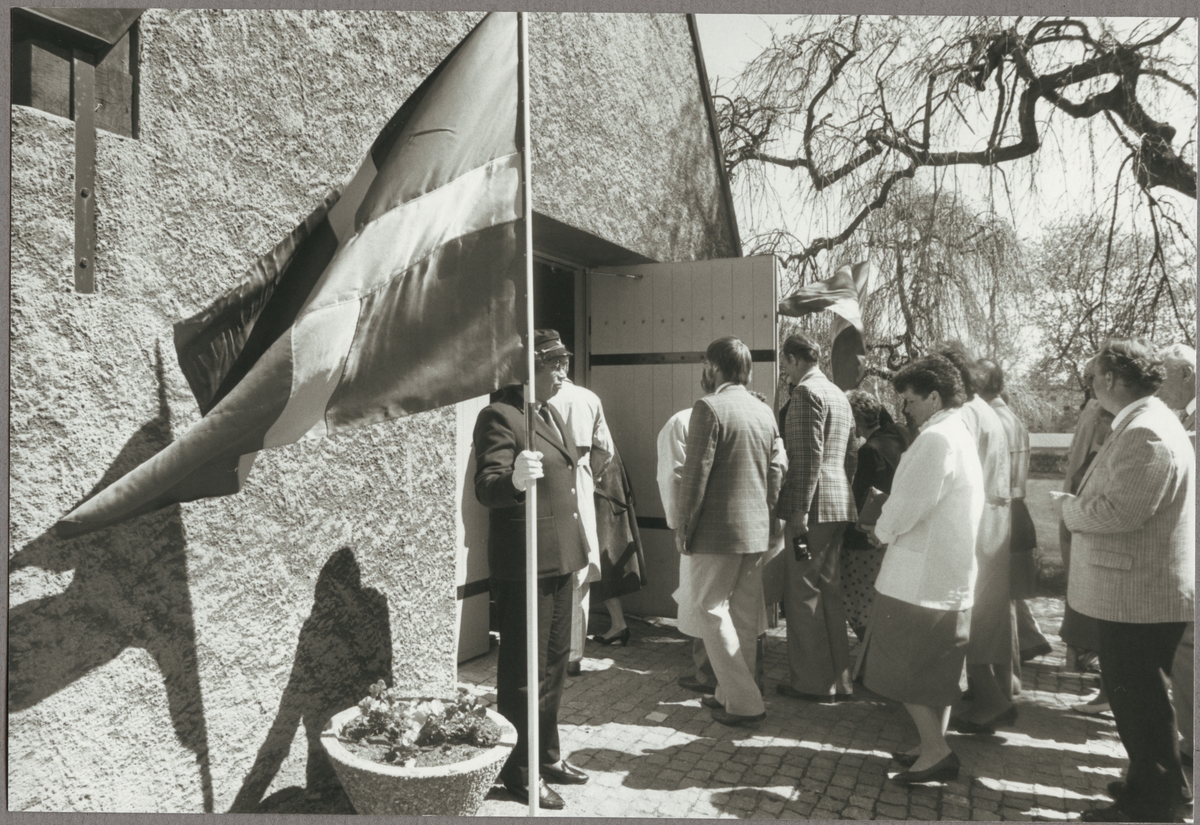 Personal på väg in i Torshälla kyrka med fanbärare utanför på Trafikaktiebolaget Grängesberg - Oxelösunds Järnvägar, TGOJ-dagen den 22 maj 1987.