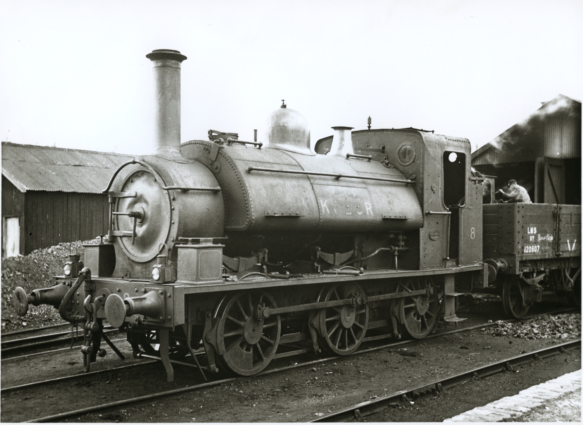 Lok 8. Vagnen bakom har markering London Midland and Scottish Railway, LMS 120507.