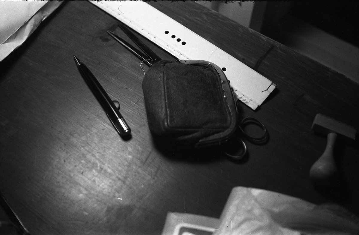 Tre bilder fra en skrivepult med diverse gjenstander.