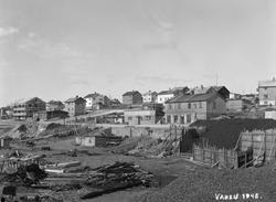 Vadsø sentrum under gjenreisningsperioden, 1948. Bildet er t