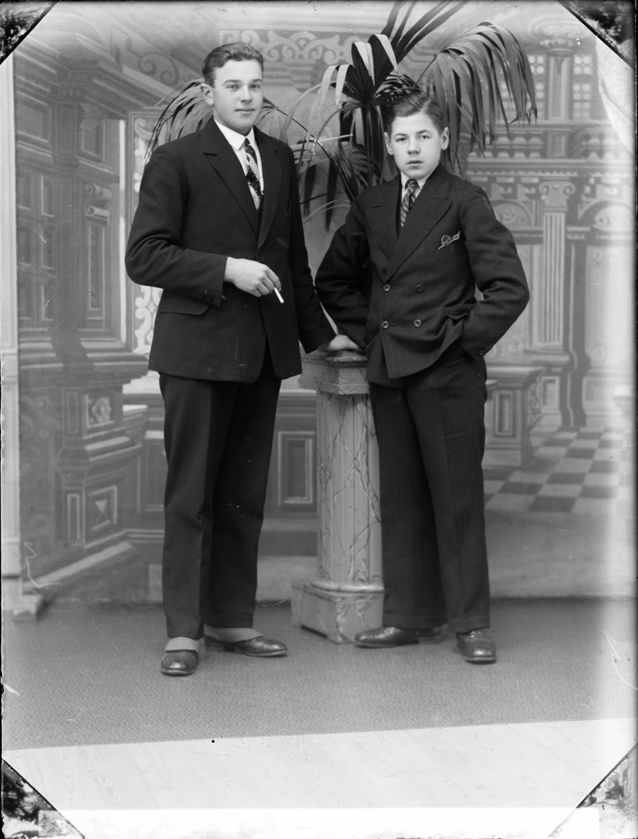 Ateljéporträtt - Två unga män, Östhammar, Uppland 1929
