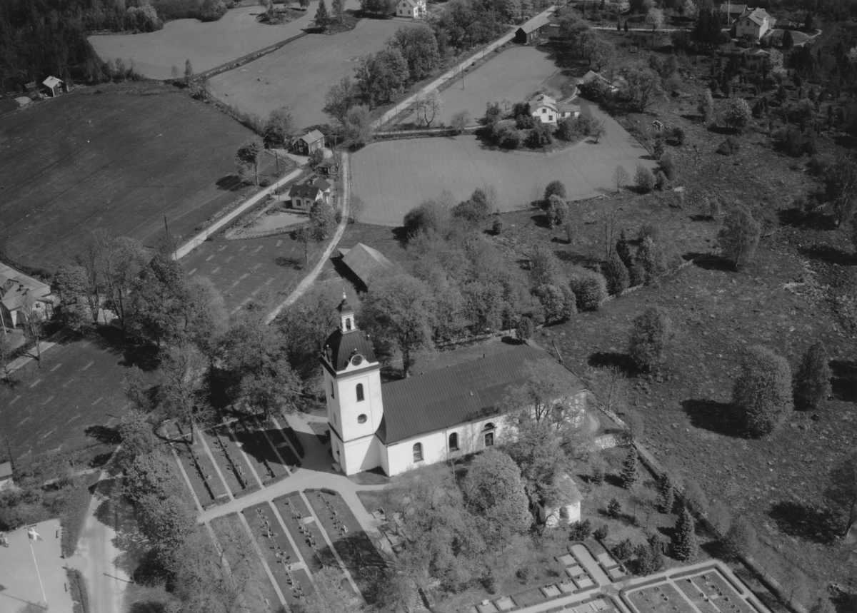 Flygfoto över Linderås kyrka i Tranås kommun. Nr R 643.